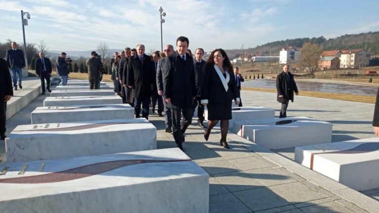 Albin Kurti homazhe te varri i ish-presidentit Rrugova dhe në Prekaz te familja Jashari