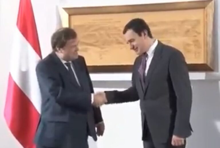 Momenti epik: Ambasadori austriak nuk i lëshon dorën Kurtit