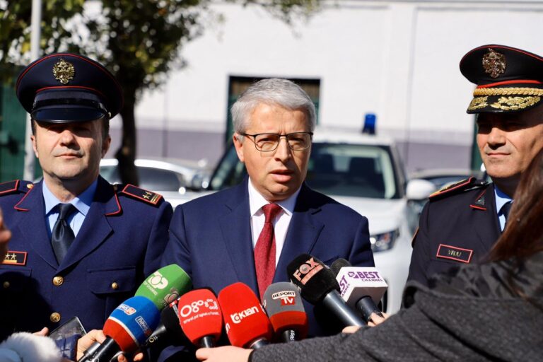 VIDEOLAJM/Godinat e të ”fortëve” do kthehen në shkolla. OFL aksion në Berat