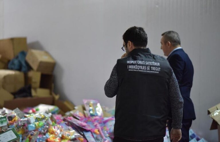 Foto/ Shkatërrohen 13 mijë lodra me substanca toksike dhe kancerogjene të rrezikshme për fëmijët