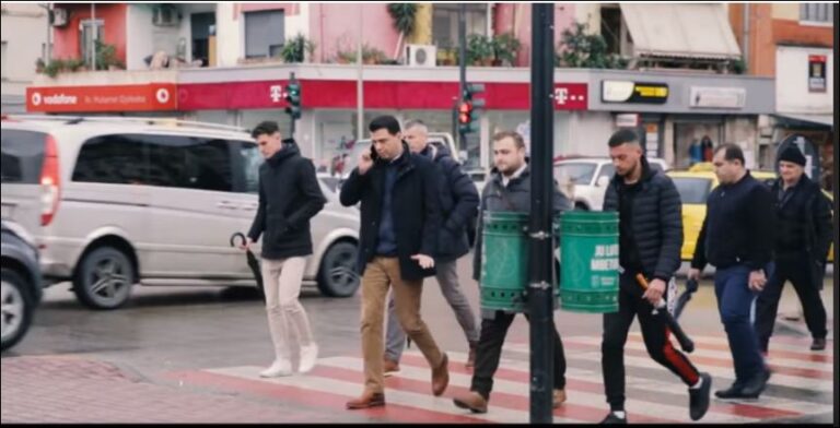 VIDEO/ “Edhe unë kam bërë gabime”, Basha zbret në rrugë, takime me qytetarë të rastësishëm
