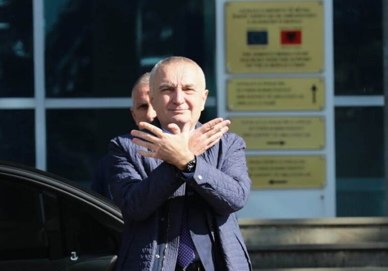 Presidenti Meta përshëndet me simbolin e shqiponjës (FOTO)