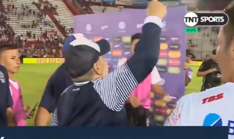 Video/ Maradona dhuron spektakël, ndërpret intervistën dhe kërcen me tifozët