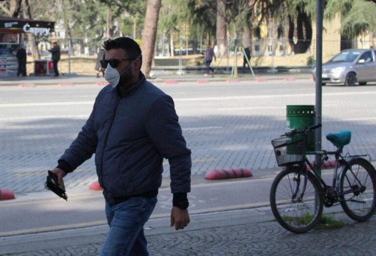 Koronavirusi, njerëzit shfaqen me maska në rrugë (Foto)