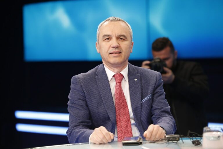 Mjeku i njohur shpjegon mënyrat se si merret koronavirusi