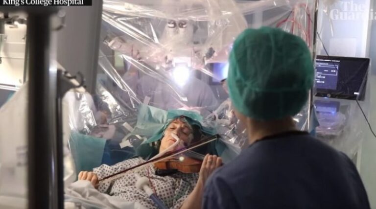 Muzikantja luan me violinë teksa mjekët i heqin tumorin nga truri