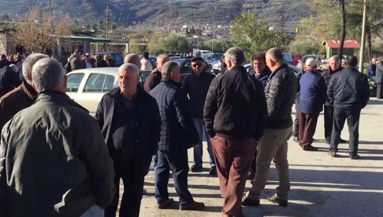 Naftëtarët e Ballshit sërish në protestë, kërcënojnë me grevë urie