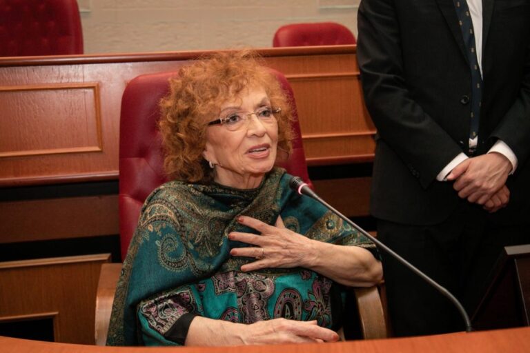 Nexhmije Pagarusha për herë të parë në skenë, Ciko: Në gjunjë dhe e përulur nisi të këndonte