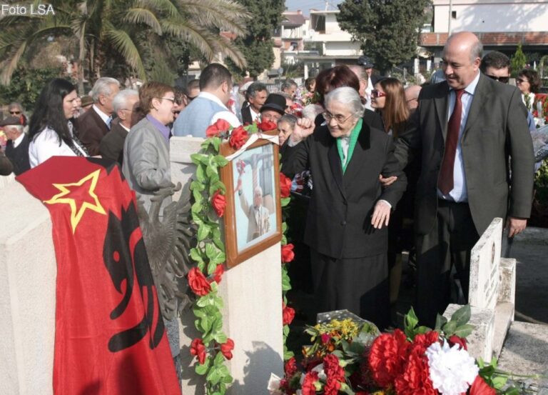 Kur Nexhmija nderonte me grusht pranë varrit të Enverit (FOTO)