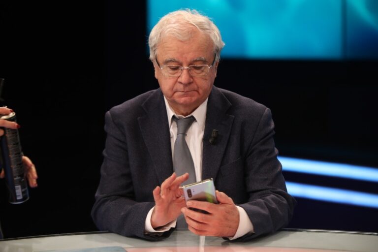 Ngjela: Qeveria po sillet si komunistët. Rama hodhi euro në treg dhe tronditi kursin e këmbimit