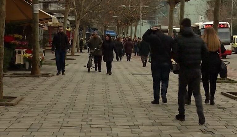 Bie papunësia? Ekspertët: Shqiptarët janë larguar, nuk janë punësuar
