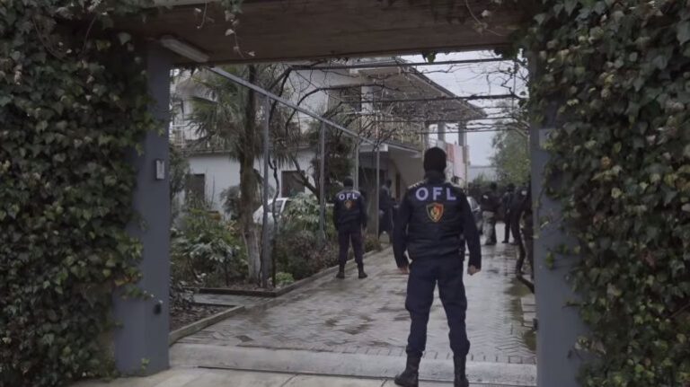 VOA: “Anti-KÇK-ja”, letër kreut të bandës së Durrësit dhe Elbasanit, Çapja i përfshirë në histori të përgjakshme, kurse Berisha…