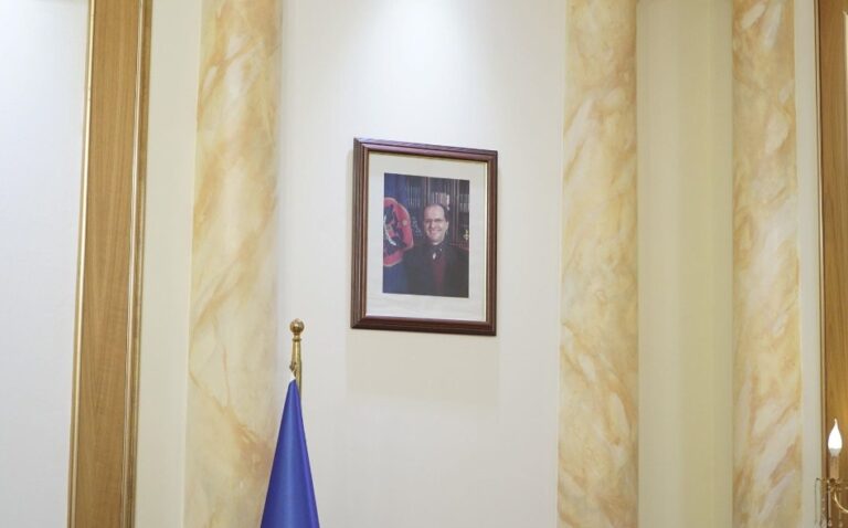 Në ditën e parë të punës, Vjosa Osmani heq fotografinë e Thaçit!