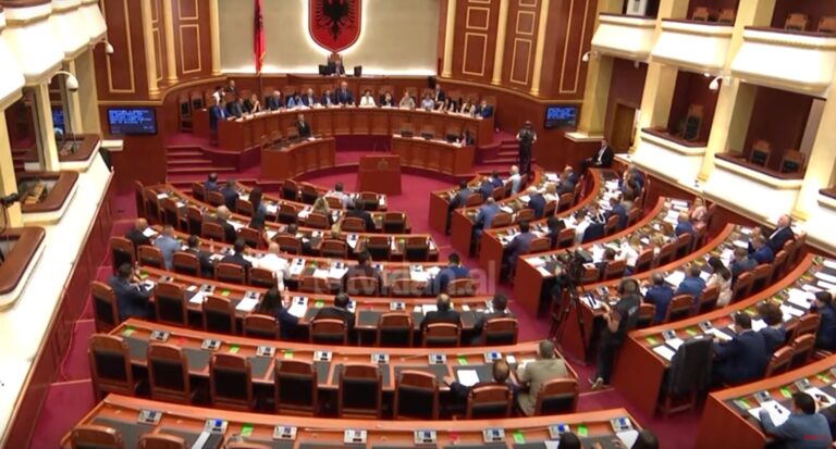 Video editorial i “Koha Jonë”: Parlamenti, zyrë biznesi për oligarkët