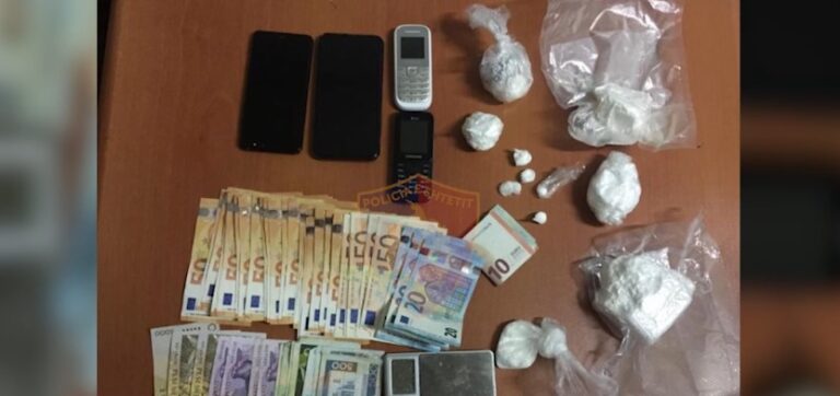 Shkatërrohet grupi i shpërndarësve të drogës në Durrës, sekuestrohet kokainë e heroinë. Tre persona në pranga, mes tyre dhe një femër