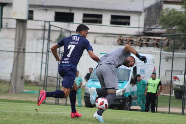 Portieri shkakton autogol qesharak në Paraguai, i “merren këmbët” (VIDEO)