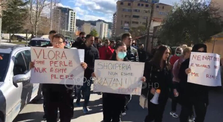 Qytetarët në protestë: Vlora jo kosh kimik, mos na helmoni (VIDEO)