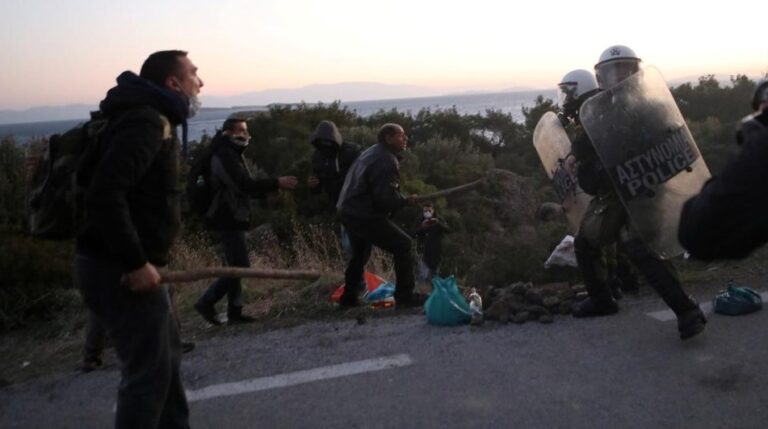 Greqi, banorët e ishujve përplasen me policinë kundër ndërtimit të kampeve të refugjatëve