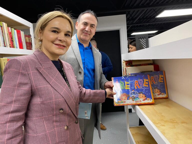 FOTO/ ”Mos humbasë lidhja me gjuhën dhe atdheun”, Kryemadhi takon shqiptarët e New Jersey në SHBA