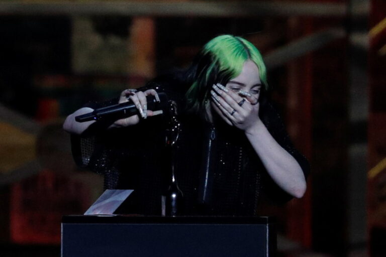 FOTOT/ Brit Awards 2020, Billie Eilish triumfon dhe shpërthen në lot