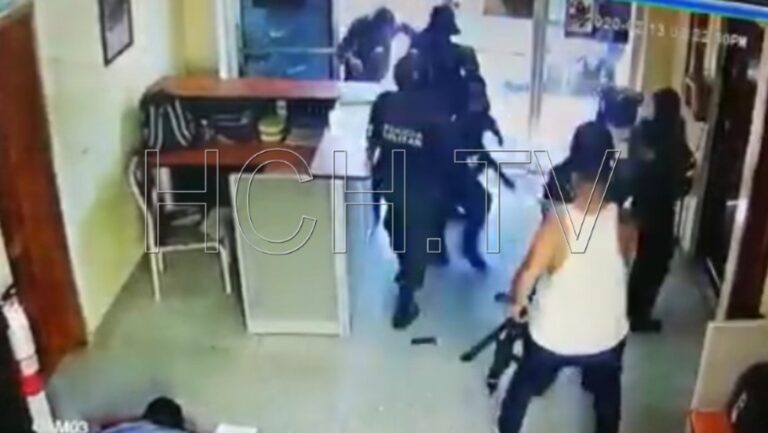 Kujdes! Pamje të rënda/ Kasaphanë në gjykatë për të liruar liderin e grupit mafioz MS-13