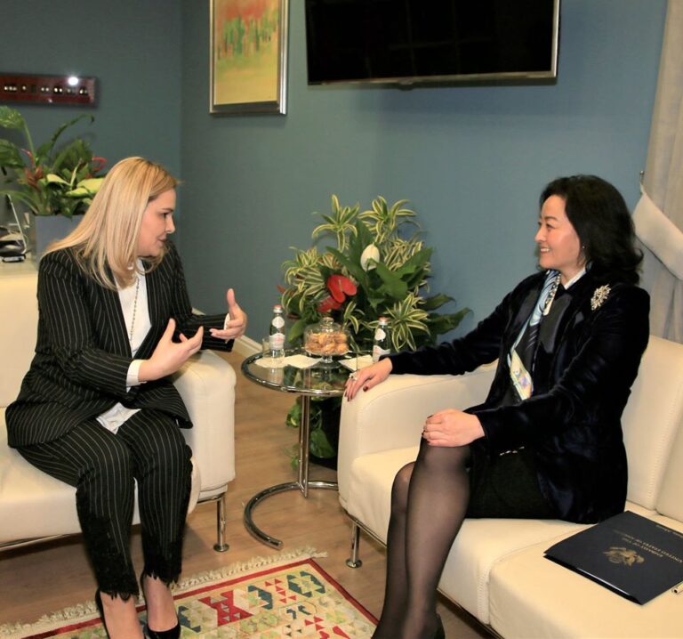 Ambasada amerikane zbardh takimin mes Yuri Kim dhe Monika Kryemadhit