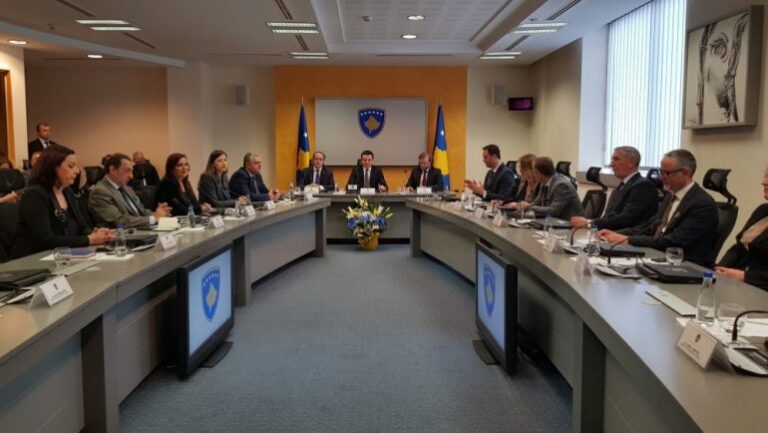 Mbledhja e parë e qeverisë, Kurti porosit ministrat: Mos rrini ulur nëpër kolltukë e të urdhëroni nga lart