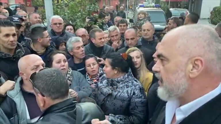 Rikonstruksioni i pallatit/Banorët debat me Ramën: E kam të filmuar