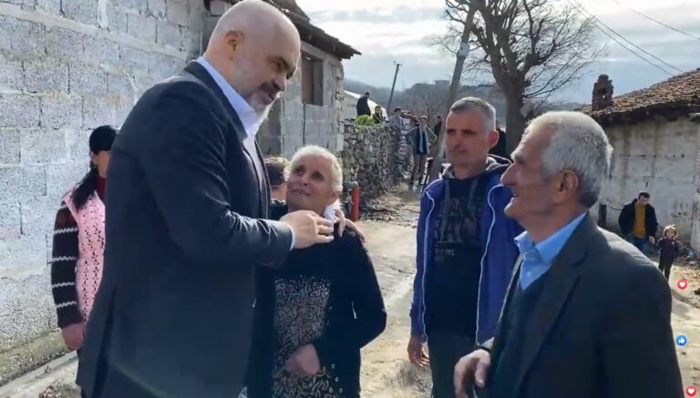 Rama rrëshqet nga balta dhe për pak rrëzohet, Veliaj “i jep një dorë” (VIDEO)
