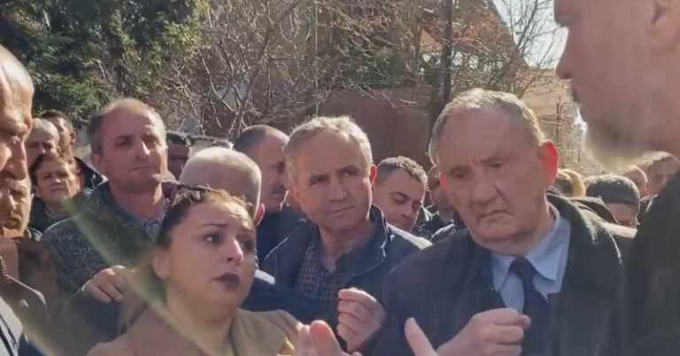 Dëmet nga tërmeti, Rama në Durrës përballet me revoltat e qytetarëve: Rrini në shtëpi me qira, prisni radhën (Video)
