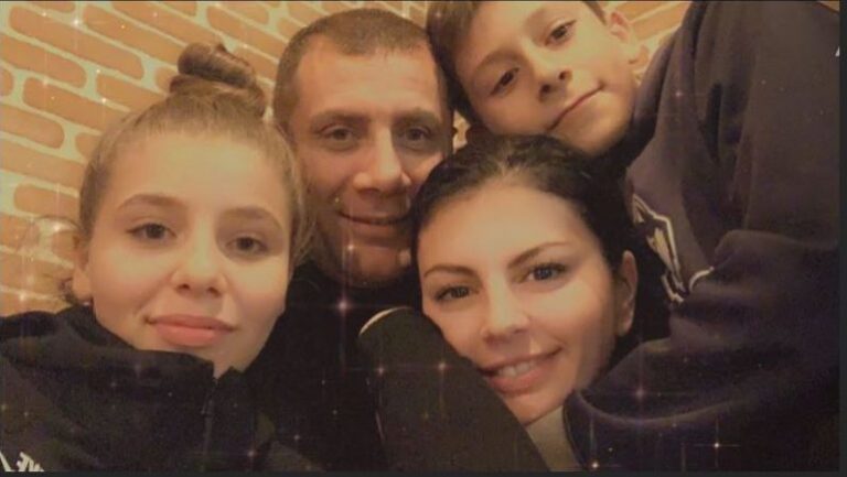FOTO/ Rudina Dembacaj i bashkohet familjes Frroku, pozon me fëmijët e ish- deputetit