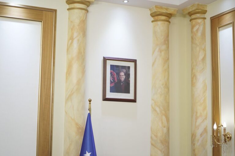 Fotoja e Presidentit/PDK: Vjosa Osmani shkeli ligjin
