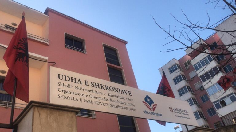 Ministria i hoqi licencën, shkolla: Inspektori i Arsimit kapi për gryke drejtorin