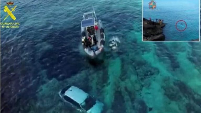 Me shpejtësi skëterrë, spanjolli përfundon me makinë në det, ja çfarë bëjnë kalimtarët e rastit (Video)