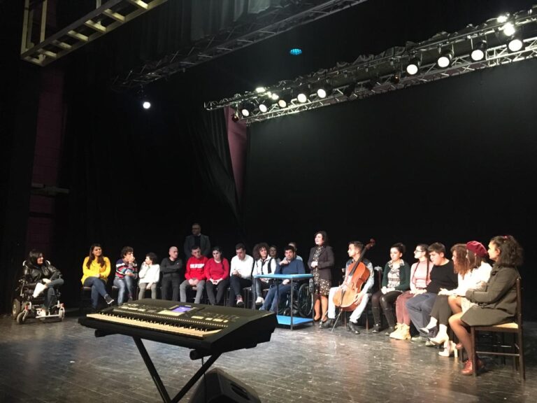 “Keni prishur kontratën”/ Drejtori i Teatrit Londo kërkon të ndërpresë shfaqjen e personave të kufizuar