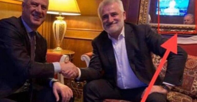 FOTO/ E tradhton pasqyra, kush e fotografoi Hashim Thaçin dhe Menduh Thaçin
