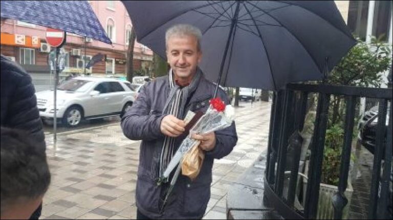 Me lule në duar, burrat shqiptarë nuk fshehin emocionet për Shën Valentin
