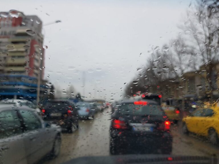 Tirana e bllokuar nga trafiku (Foto)