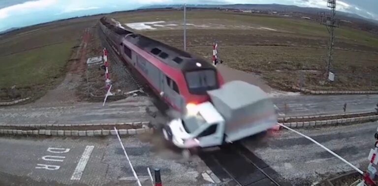 Pamje ngjethëse! Treni përplas furishëm kamionin dhe e zhvendos 500 metra më tutje