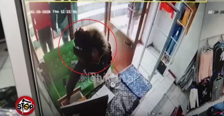 Vajza filmohet duke vjedhur para, gabimi që bëri kur u largua (VIDEO)