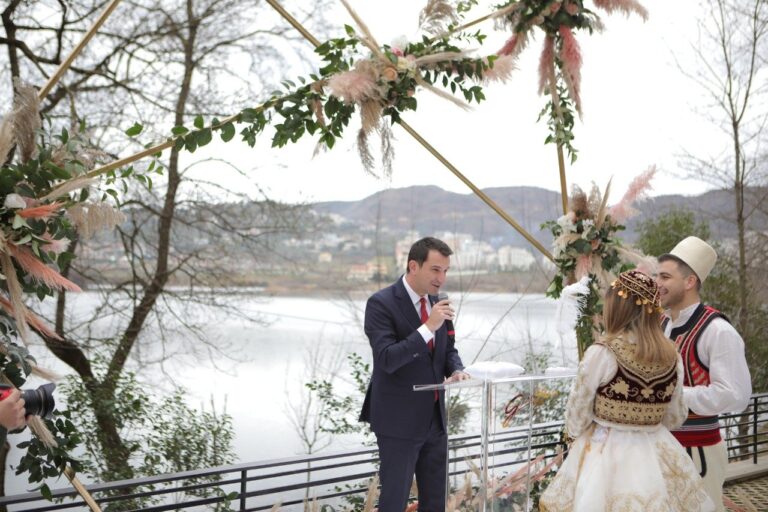Veliaj celebron në martesë dashurinë e dy të rinjve tek Amfiteatri i Liqenit Artificial (FOTO)