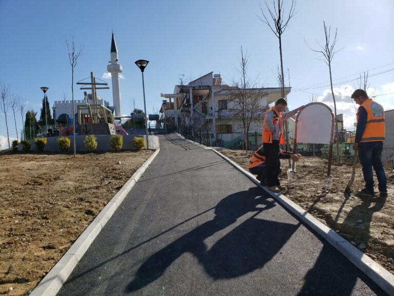 FOTO/ Lodra për të vegjlit dhe ambiente çlodhëse, drejt përfundimit këndi rekreativ në Sauk