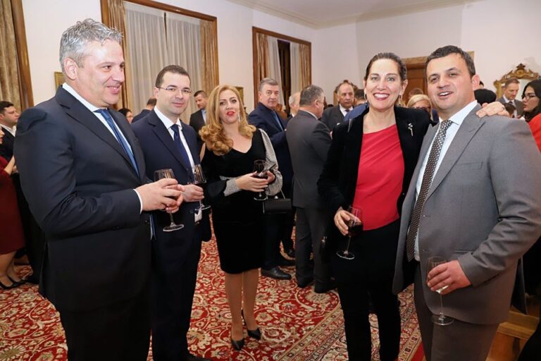 Puthje, përqafime, verë/ Çfarë ndodhi mbrëmë mes të ftuarve në Pallatin e Brigadave (FOTO)