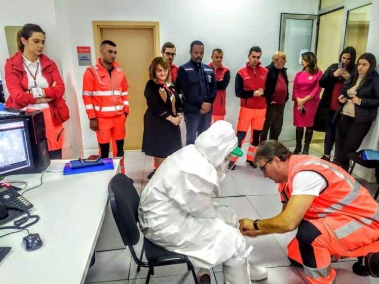 Zoti Kryeministër, bllokoni të gjitha linjat ajrore dhe tragetet me Italinë!