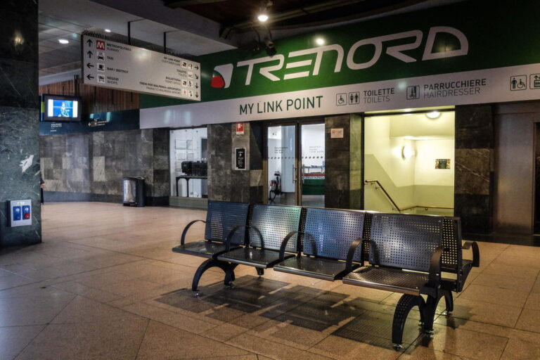 Koronavirusi zbraz metrotë dhe trenat në Milano (Foto)