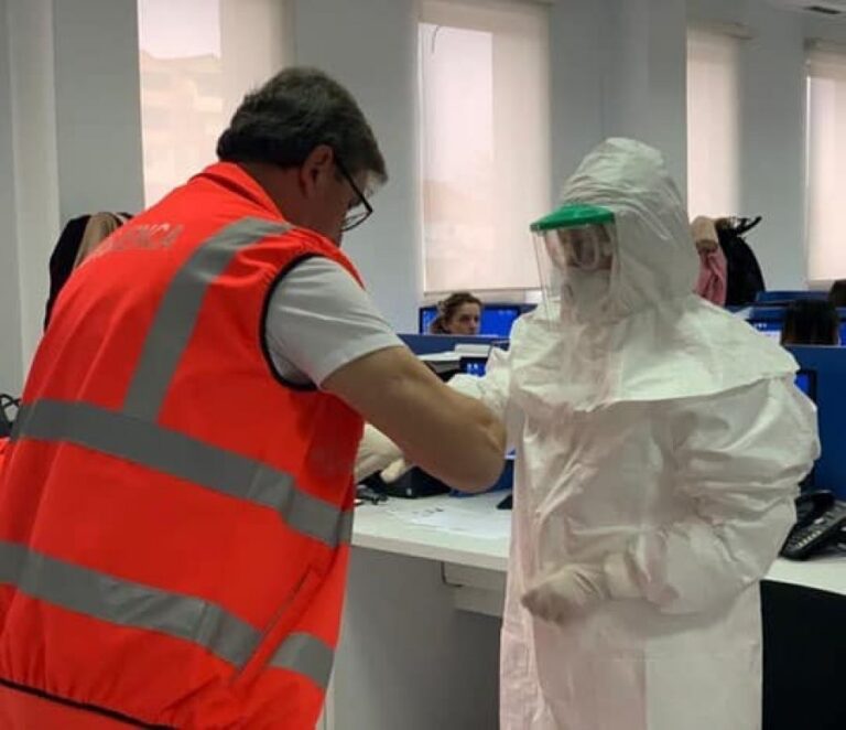 Mjekët e urgjencës stërviten kundër koronavirusit (Foto)