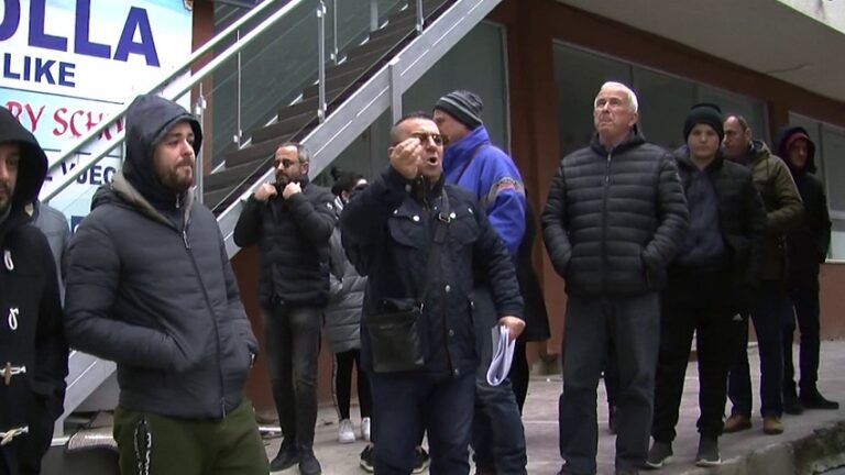 Durrës/Protestë për pallatin e anuar, banorët: Ndërtuesi nuk respektoi projektin