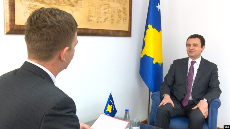 Kryeministri Kurti flet për “Zërin e Amerikës” dhe i sillet rrotull heqjes së taksës ndaj Serbisë