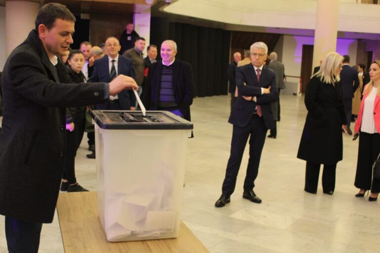 FOTO-Lajmi/ Socialistët votojnë për Asamblenë e re, numërimi i votave nën mbikëqyrjen e rreptë të Sandër Lleshajt