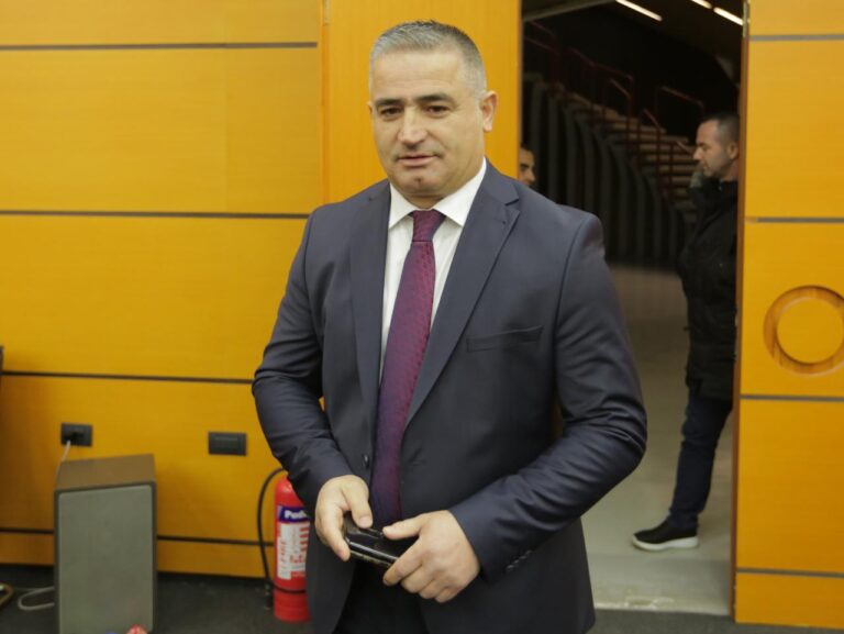 Vetting-u për Kreun e Gardës, Komisioni i jep një mundësi të dytë